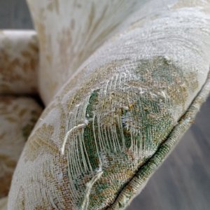 Sillón de Estilo con Tapizado Floral y Desgaste - imagen 5