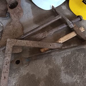 Lote de Cascos de Constructor y Herramientas Varias - imagen 2