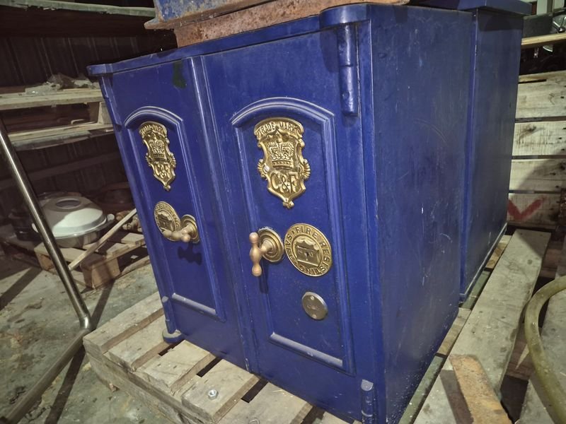 Caja Fuerte Inglesa con Pedestal de Metal - imagen 2