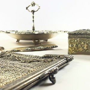 Set de 4 piezas de metal plateado: centro de mesa, pala de torta, alhajero y cartera de malla - imagen 4