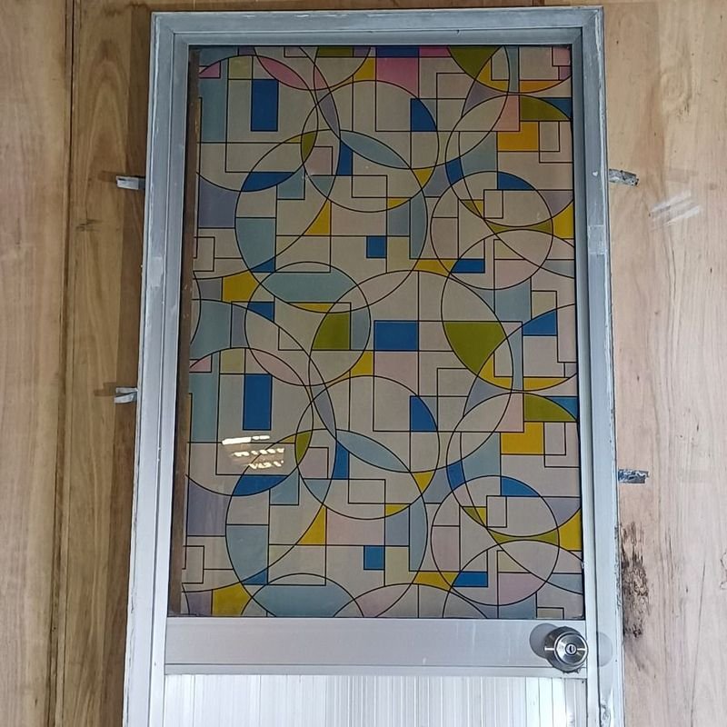 Ventana con marco de aluminio y vidrio con patrón geométrico - imagen 7