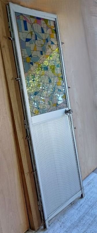 Ventana con marco de aluminio y vidrio con patrón geométrico - imagen 9