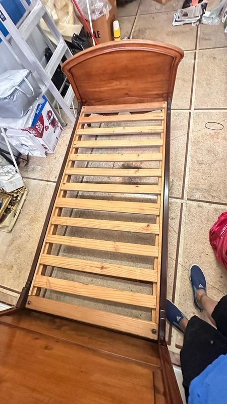 Cama antigua de madera con detalles - imagen 3
