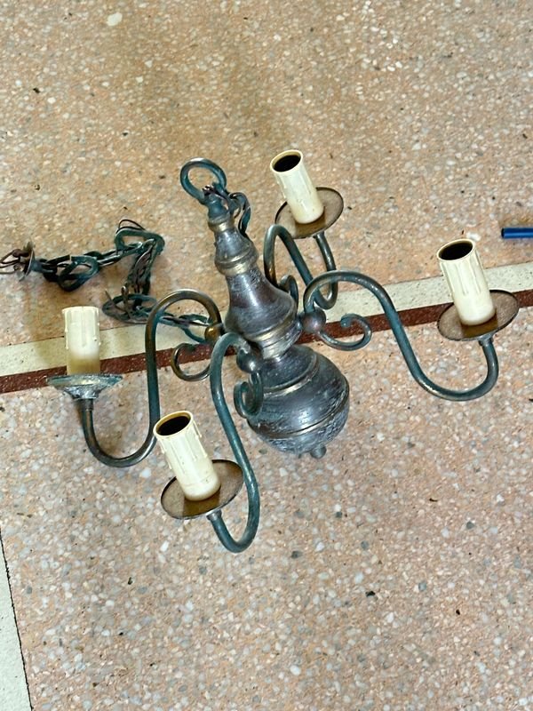 Araña mediana estilo Holandés: Un objeto decorativo de metal - imagen 11
