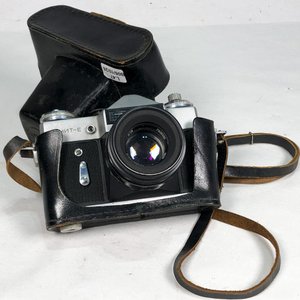 Lote anterior: Cámara Fotográfica Zenit-E con Estuche de Cuero Negro