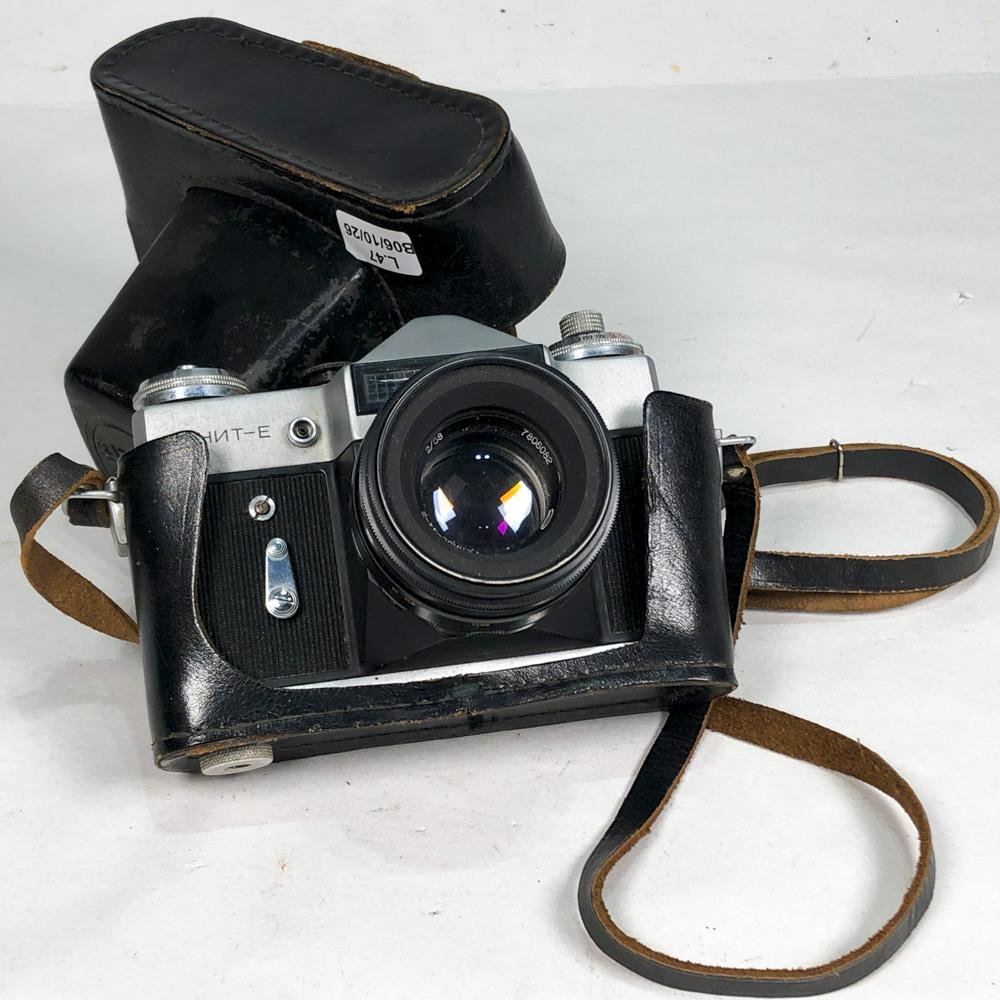Cámara Fotográfica Zenit-E con Estuche de Cuero Negro