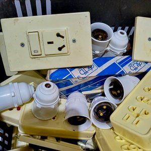 Cajón con Módulos y Componentes Eléctricos Varios - imagen 3