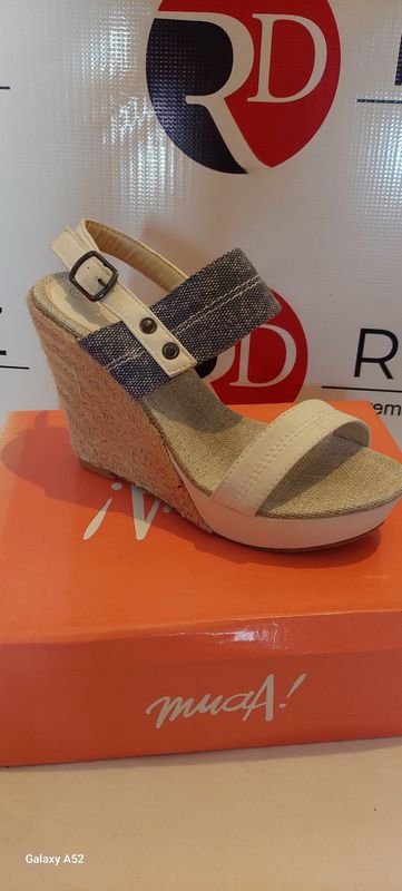 Zapatos de tacón alto beige para personas altas - imagen 4