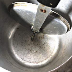 Dos Ollas de Aluminio: Una a Presión (sin válvula) y Otra Común - imagen 4