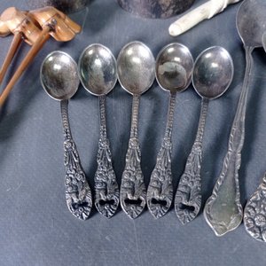 Lote de 15 piezas: Pinchos de madera, boquilla de marfil y cucharas de metal - imagen 3