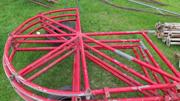 Estructura Metálica Circular Roja para Eventos o Decoración