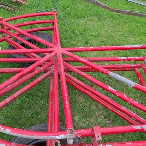 Lote siguiente: Estructura Metálica Circular Roja para Eventos o Decoración