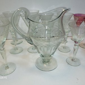Juego de Cristalería Fina Tallada: Jarra y Copas Transparentes y Rosadas - imagen 10