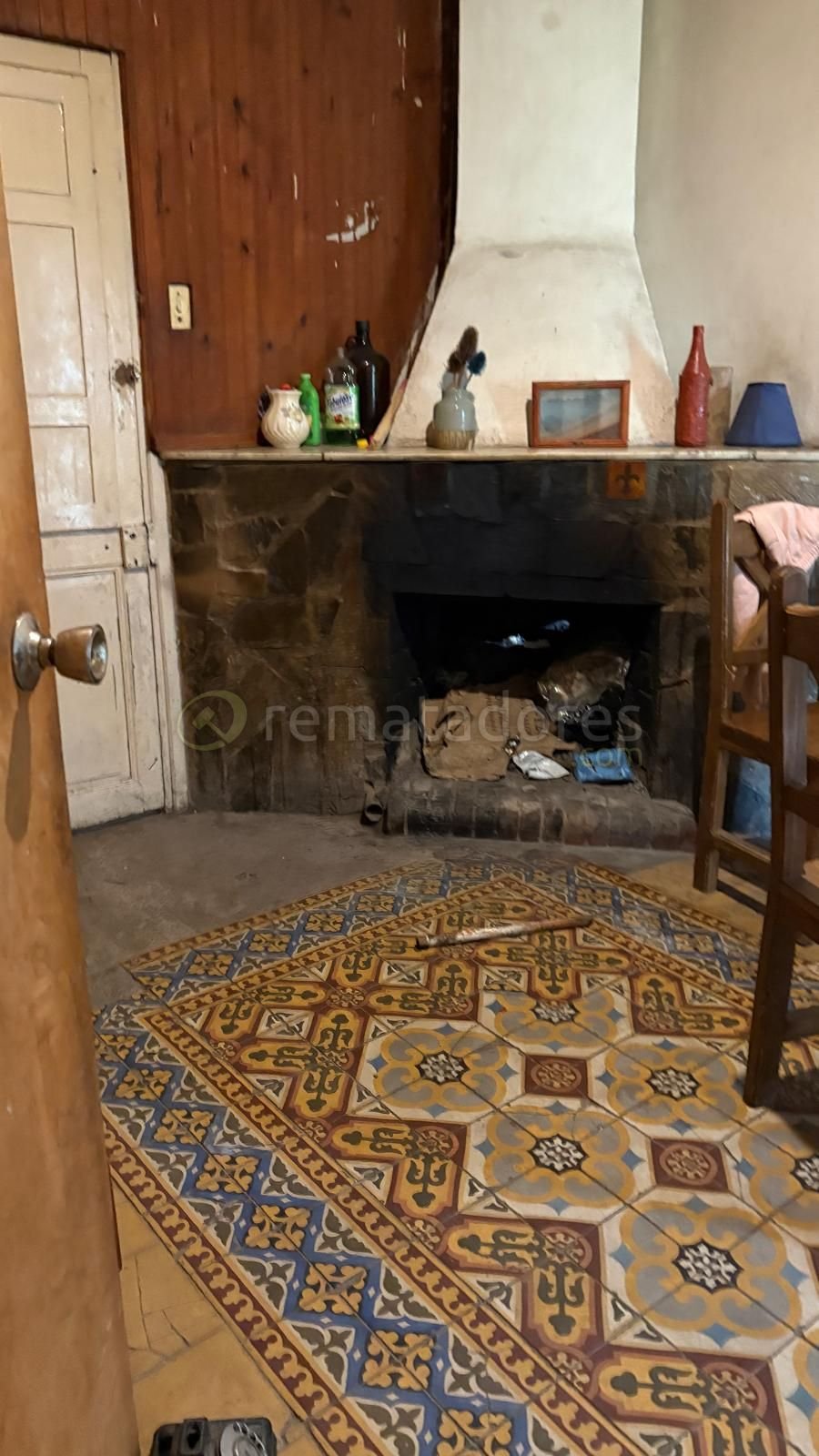 Lote de Hogar: Cocina y Estar con Chimenea y Muebles