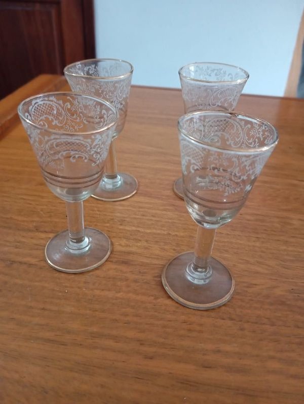 Juego de 4 copitas de cristal con detalles dorados y diseño floral