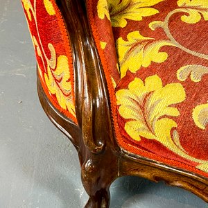 Diván Victoriano Madera Caoba Tapizado Rojo y Beige con Patas Curvas y Ruedecillas - imagen 4