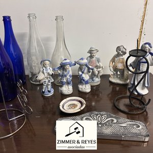 Lote de Adornos y Botellas de Vidrio Variadas - imagen 1