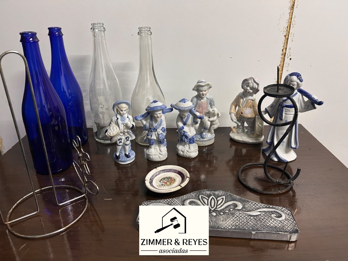Lote de Adornos y Botellas de Vidrio Variadas