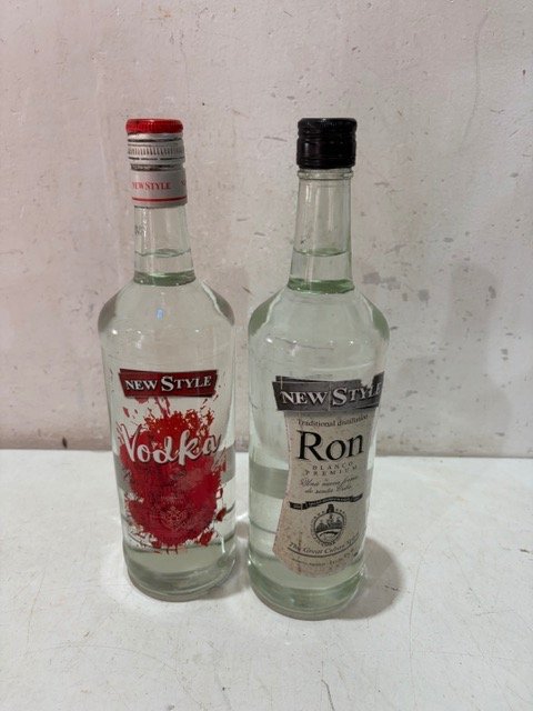 2 Botellas de Vodka y Ron New Style