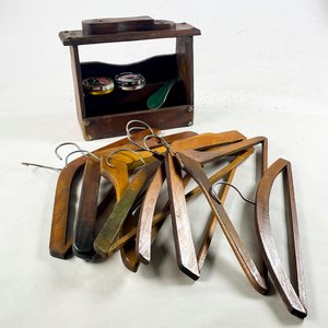 Lote de 9 Perchas de Madera y Cajón Zapatero con Lustra Botas - imagen 1