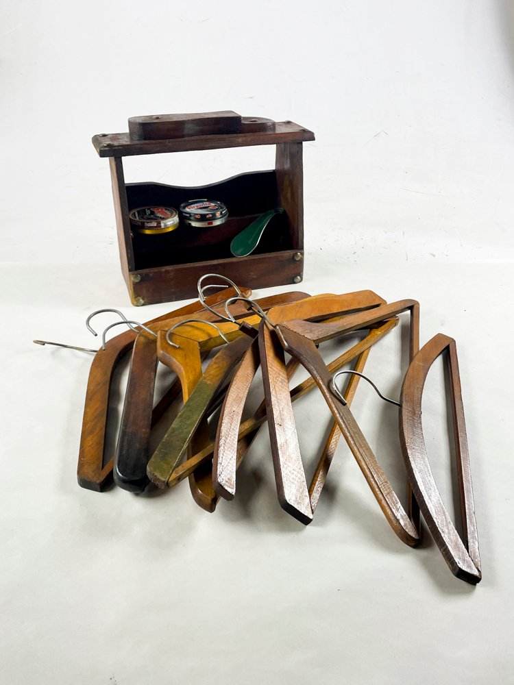 Lote de 9 Perchas de Madera y Cajón Zapatero con Lustra Botas