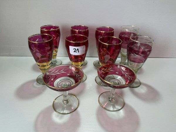 Lote de 10 Copas Altas y de Champagne Bordó con Detalles Labrados y Filete Dorado - imagen 1