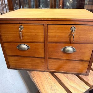 Antiguo Archivador de Mesa en Pino Restaurado con Dos Cajones y Cerraduras - imagen 2