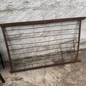 Dos Estanterías Metálicas y Reja de Alambre - imagen 5