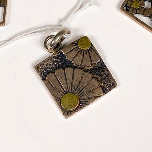 Lote de Cuatro Colgantes Metálicos con Diseño Floral - imagen 3