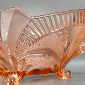 Centro de Mesa Vintage de Vidrio Rosa con Asas y Relieves Mitológicos - imagen 4