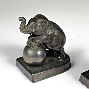 Par de sujetalibros de metal con elefantes y esfera - imagen 2