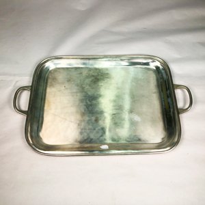 Lote siguiente: Bandeja de Servicio Rectangular Metálica Plateada con Asas Clásicas