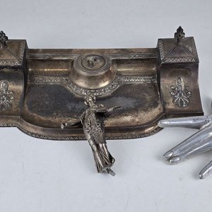 Tintero Antiguo con Figura de Dama de la Justicia y Detalles Ornamentales - imagen 1