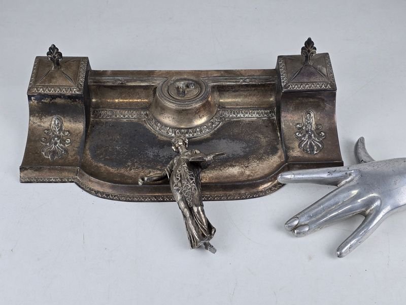 Tintero Antiguo con Figura de Dama de la Justicia y Detalles Ornamentales