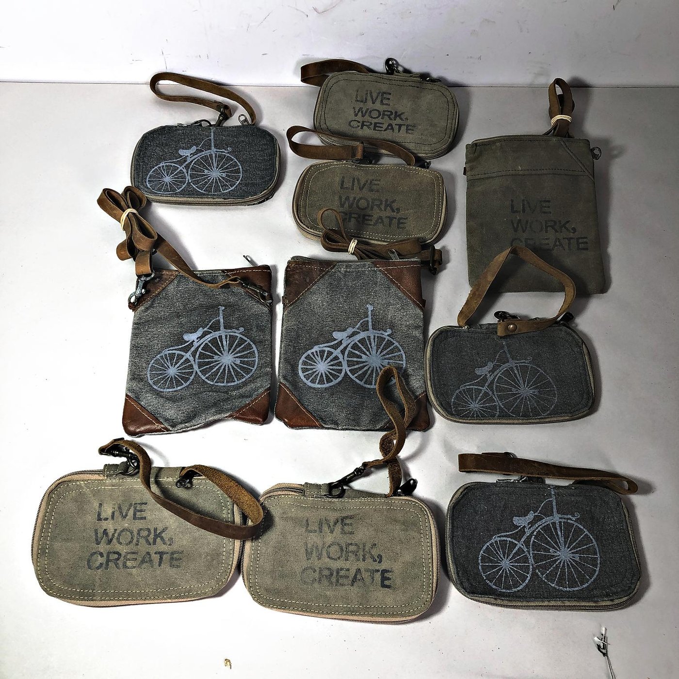 Lote de 10 Carteras para Dama con Diseño de Bicicleta y Frase "Live Work Create"