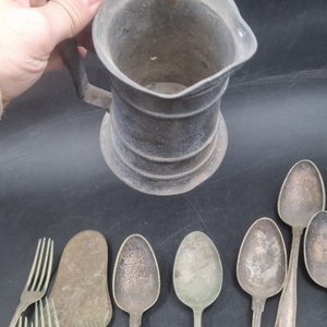 Jarra Antigua con Cubiertos de Metal Plateado - imagen 6