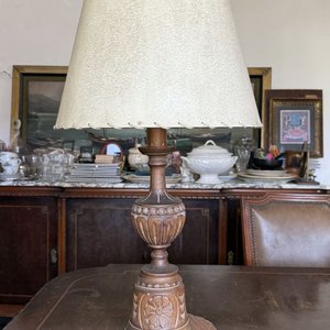 Lámpara de Mesa Antigua con Base de Madera Tallada y Pantalla de Tela - imagen 7