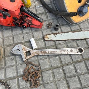 Motosierra a Repuesto con Accesorios: Espumas, Llave Francesa, Foco e Inflador - imagen 4