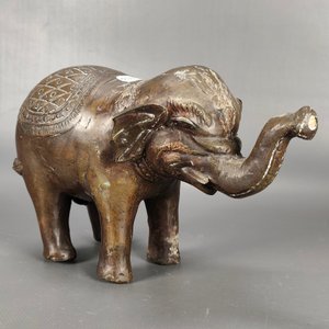 Elefante de Bronce Decorado con Detalles de Desgaste - imagen 2