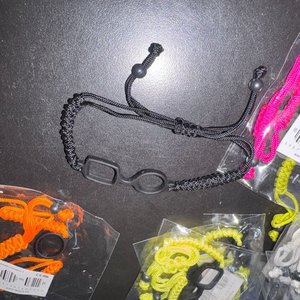 Lote anterior: Pulseras de Varios Colores con Diseño de Gafas