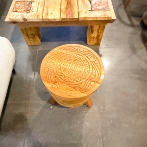Mesa Redonda de Madera Rústica con Sillas y Banqueta Tallada - imagen 2