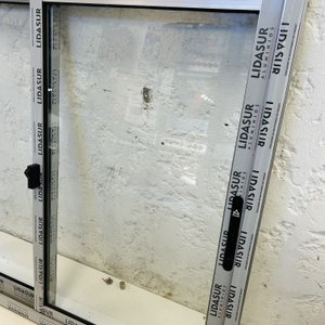 Lote #028f – Ventana de aluminio dos hojas corredizas – 130x110cm - imagen 5