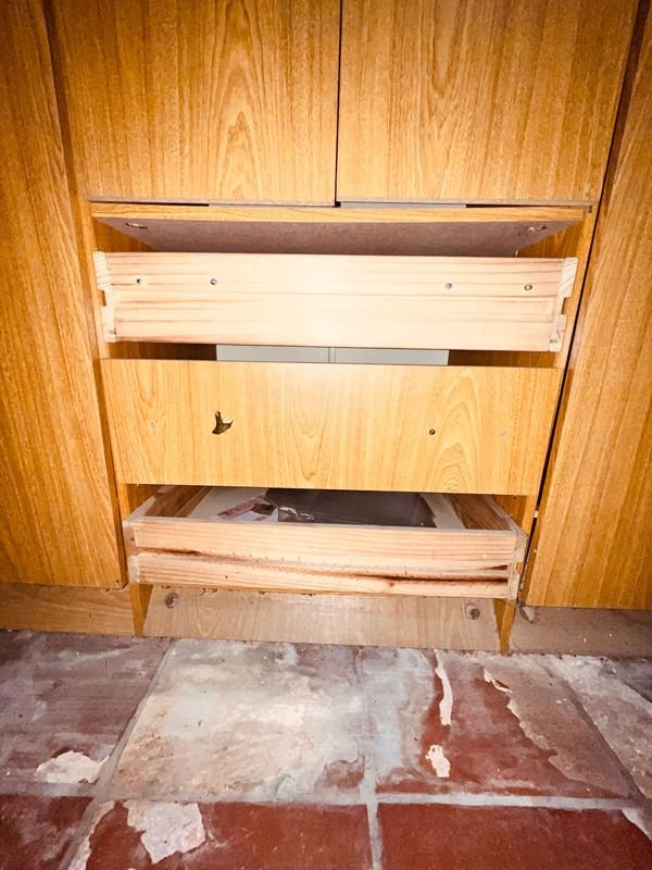 Roperia de Madera con Multiple Puertas y Almohadillas - imagen 5