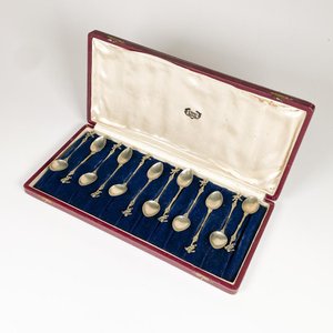 Lote siguiente: Doce Cucharitas de Metal Labradas para Té con Estuche - Origen Italia
