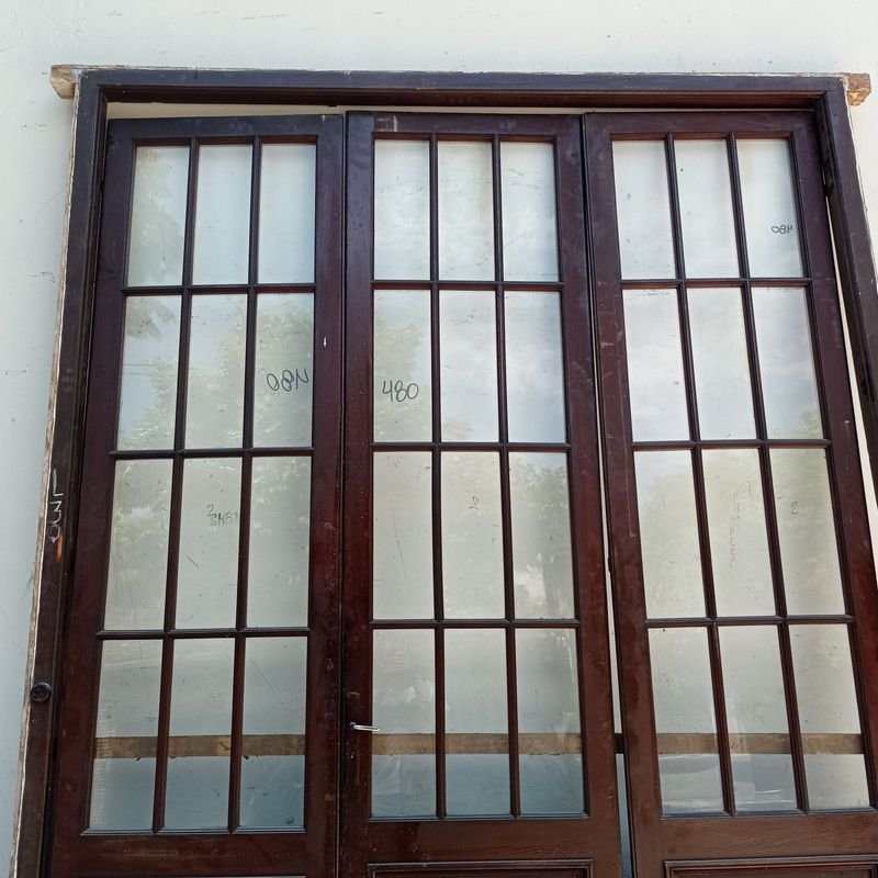 Puerta de tres hojas con marco en pinotea - imagen 10