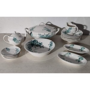 Lote siguiente: Conjunto de Porcelana Blanca con Diseño Floral Verde: Sopera, Platos, Tetera y Jarrita