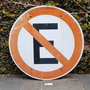 Lote siguiente: Cartel Antiguo "No Estacionar" Señalización Vial Urbano Diámetro 60 cm