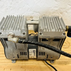 Lote #086 –  Bomba de vacío o Comprensor de aire sin aceite- Thomas - imagen 3