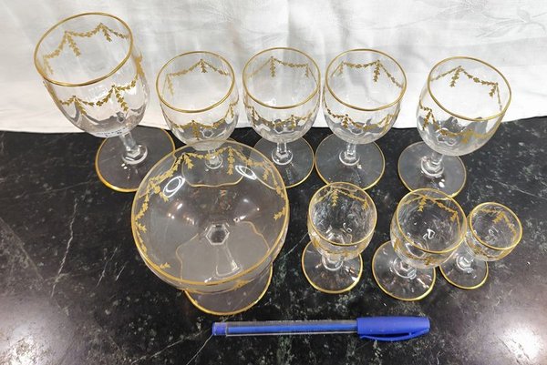 Colección de copas de cristal con guarda dorada en diferentes tamaños y formas - imagen 2