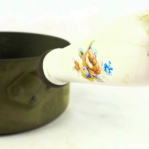 Olla Antigua de Cobre con Asa de Cerámica Decorada - imagen 3
